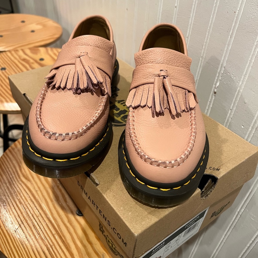 Dr. Martens Adrian Color: Peach Beige